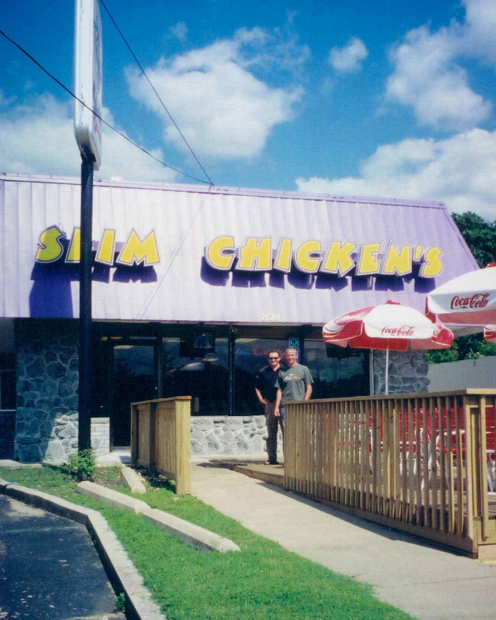 The first Slim Chickens restaurant opened up in Fayetteville, Arkansas in 2003. Back then, the logo was based on Martin Wait’s Bertram and included an apostrophe.
