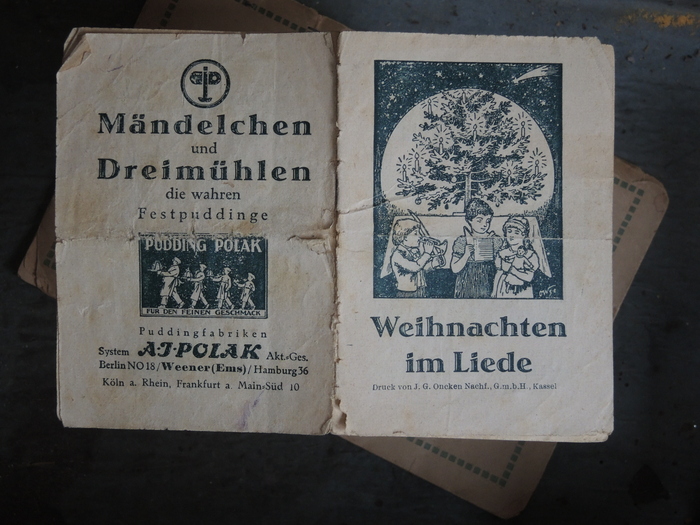 This edition is set in Erbar-Mediäval lichtfett (1922) and Genzsch-Antiqua (1906–1910). It was printed by J.G. Oncken Nachf., G.m.b.H., Kassel, probably in the 1920s. The ad on the back cover mentions two of Polak’s pudding brands, “Mändelchen” and “Dreimühlen”.