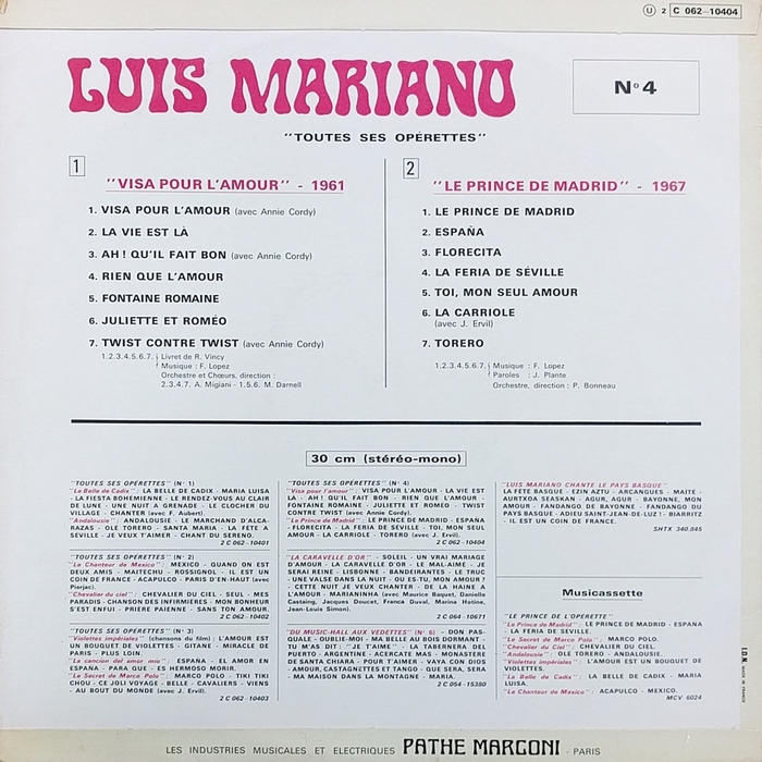 The artist name on the back cover of Nº 4 appears to be lettering, based on Mecanorma Poster. The track list and credits are in Univers.