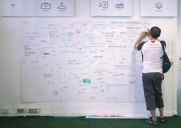 Every visitor can leave a message on the walls, using the Siruca stencil