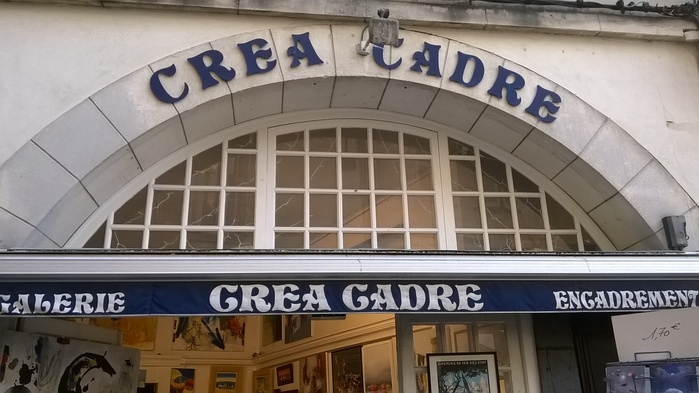 Galerie Crea Cadre. In this case, the letter C of Pretoria(n) is different on the vault and on the awning.