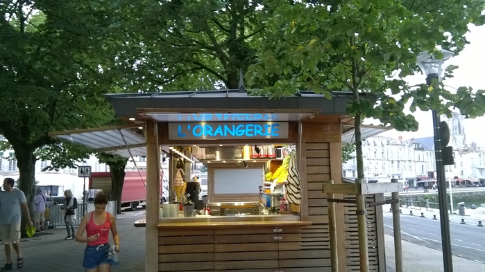 L’Orangerie uses a modified version of Comic Sans that we can qualify as a stencil font.