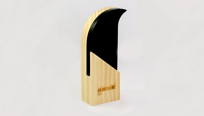 The trophy named Garra de oro (Claw Of Gold) is made of pine and acrylic wood with laser engraving.