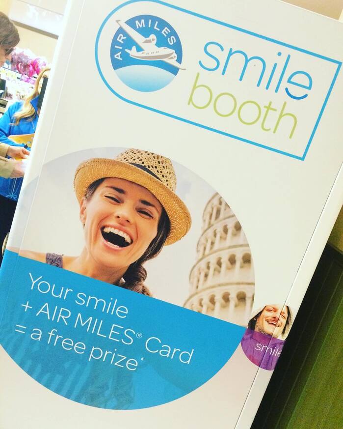 For the “smile booth” in-store display (as well as the “smile pit” sign below), Omnes’ e was modified to resemble a smiling face.