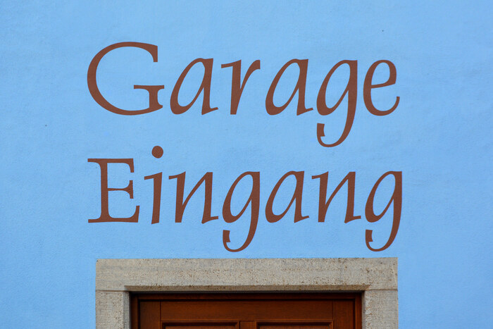 Close-up view. “Garage” was spaced out to occupy the same width as “Eingang”. Unfortunately, the gap between r and a turned out too wide. In principle, the g with the flag terminal is a nice feature. When you have three of them in two words, it can get a little obtrusive. Delphin has an alternate double-storey form, too. Linotype also included it in the digital Pro version, but unfortunately it’s provided as PUA-encoded glyph, not as stylistic alternate.