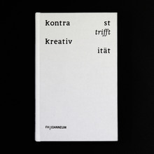<cite>Kontrast trifft Kreativität trifft Wort trifft Warten</cite>
