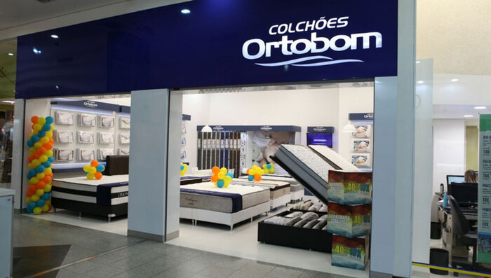 A reversed version (white on blue) at Mueller Shopping Joinville (Shopping is what Brazilians call shopping malls).