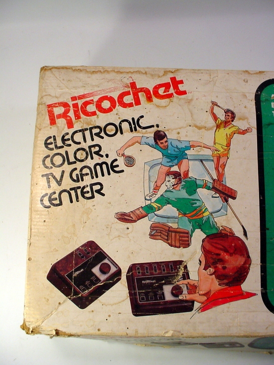 Box detail with better view of Cut-In and Motter Tektura, as well as of the illustration. The final C in “ELECTRONIC” and the E in “GAME” show the alternates with elongated bottom parts. CT, EN and ER are spaced so tightly that the letterforms touch.